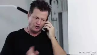 مراهقة سمراء تبتلع سائل أبيض