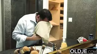 جمال وقح يعطي جنسًا فمويًا صريحًا ويأخذ ضربات قاسية