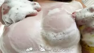 في سن المراهقة خجولة يريد أن تمتص ديك