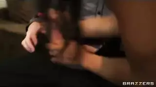 عمود شاحب يهيمن على مهبل داكن بوضعية كلابية