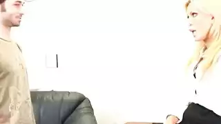 شقراء على ركبتيها تمص قضيباً بشدة