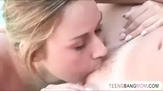 ضعف المرح: فتاتان تذهبان إلى الحد الأقصى مع رجل محظوظ