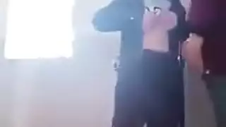 دخل عليها وهي تتناك