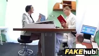 طبيب يدك مهبلها المبلل على طاولة الفحص