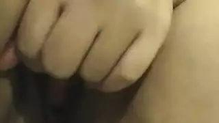 فتاة آسيوية متلهفة تظهر ملابسها الداخلية الصفراء وفرجها الناعم المحلوق للكاميرا