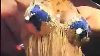 زوجها يشك بحياتها ويضع كمراة