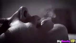 الجنس الجانبي يحول بريدجيت السمراء إلى فوضى من الأنين