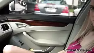 فتاة سميكة تعطي مصة في المقعد الخلفي وتركب