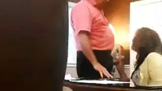 استغل ان البيت فاضي ونكها