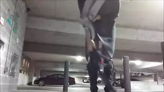 رجال مثليون متزوجون يستعرضون أنفسهم ويمارسون الجنس في موقف سيارات مفتوح