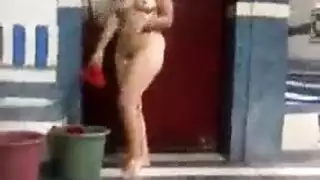 كاميرا مخفية في حمام عمومي و امراة تخري هناك