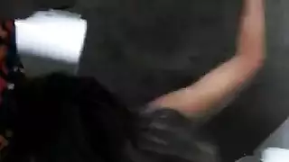 لقاء جنسي محفوف بالمخاطر في المرحاض: فعل شرجي صريح