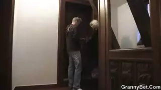 شقراء ناضجة بحلقات حلمة تمص وتضاجع