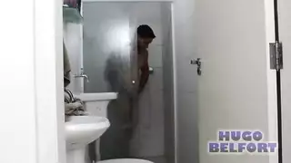 إكس إكس إكس مبلل: شرجي ومهبلي في الحمام