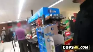 قضيب كبير ينزلق في كس رطب