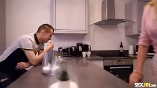 لديها أثداء عملاقة وتعرف كيف تستخدمها