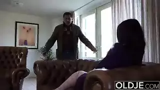 نجوم إباحيون ناضجون يرتدون ملابس مثل مارلين مونرو لعرض مسرحي صريح