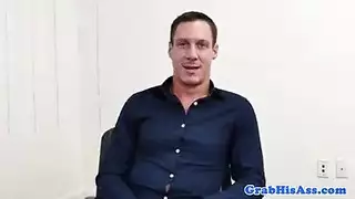 إباحية مكتبية صريحة: المدرب يضاجع الموظفة المنقادة بعمق
