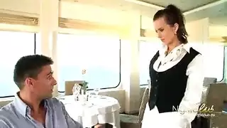 مقتنع ليمنح كسها الصغير اختراقاً عميقاً