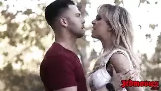 شقراء مثيرة تطالب بماراثون جماع فوري