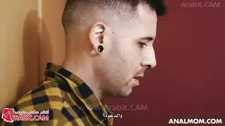 الأم الشرموطه تجلب شخص لنيك بنتها