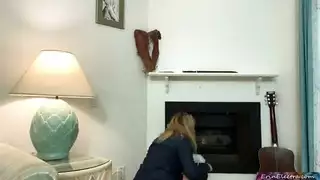 أم مثيرة منحنية وضعية الكلب مع قضيب شاب صلب