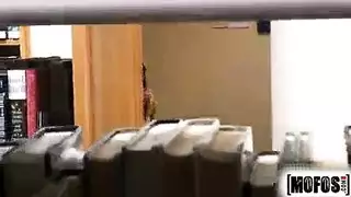 يهمس بينما يلتقط عطر قضيبك على نائب الرئيس