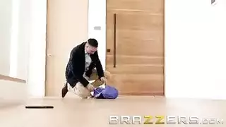 الزوج يضبط زوجته تمارس العادة السرية ويعطيها الشيء الحقيقي