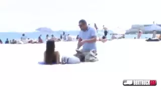 تتعرى امام المارة