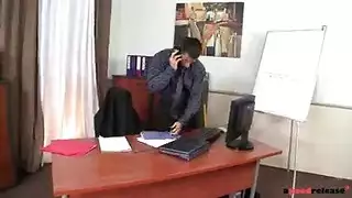قضيب كبير صلب يحشو فمها في مشهد اختناق إباحي