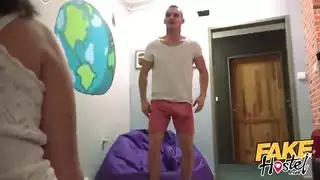 خيال الاختراق المزدوج: فتاتان وأداة واحدة ضخمة وقاسية