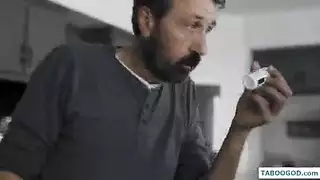 امرأة مذهلة تمنحك وصولاً كاملاً إلى مهبلها المبلل