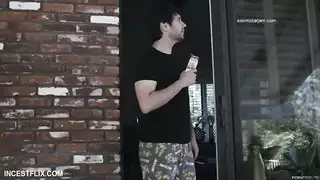 تساعده في محنته