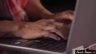 شقراء متلهفة تبلع كل سنتيمتر في حلقها