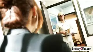 إنها جميلة وتعرف كيف تجعل الرجال يتوسلون لفرجها