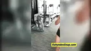 مشاهد متعددة لقحبة سمراء تُهيمن عليها