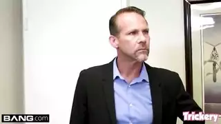 يمارس الجنس معها بعنف حتى تدمن على قضيبه
