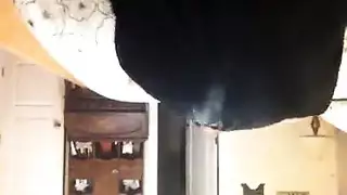 الداعر المرتدية للساتان تتوسل للقضيب والمني