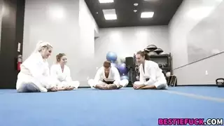 الرجل وفتاتين مارس الجنس من الصعب