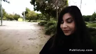 لا شيء سوى قضيب ضخم في مؤخرتها الضيقة