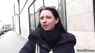 إنها مثارة جدًا لأي قضيب صلب