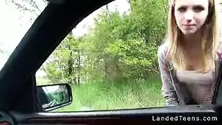 يأخذ سيارة على بعد بضعة كيلومترات أخرى على وتقول أنه يريد أن يمارس الجنس
