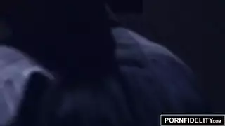 الرجل المعاكس يجعل الكلبة الشباب سعيد ويعطيه الكثير من الحيوانات المنوية في بوسه