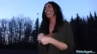المرأة تبين لنا كيف كبيرة ومستديرة الثديين