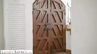 كبير وصغير: مص أثداء حليبية وجنس عنيف