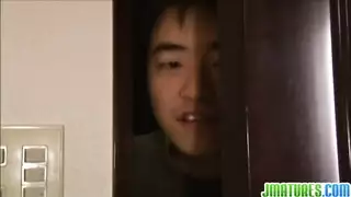 ميلف يابانية جميلة بتلعب في كسها تحت الشاور