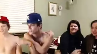 نجم البورن المراهق كارلي كندريك في عيد حب إكس إكس إكس