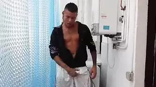 التدليك العائلي يتحول لإكس إكس إكس بينما الأم تلعب بمهبل الابنة المبلل