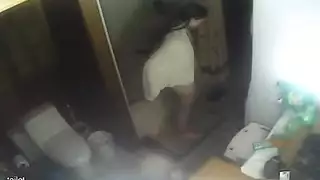 حلم متلصص مبلل تم تصوير صغيرة عارية في الحمام