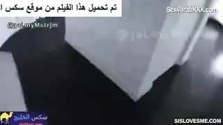 يخدع اختة المراهقة و يلعب في طيزها بالزوبر الصناعي الشديد